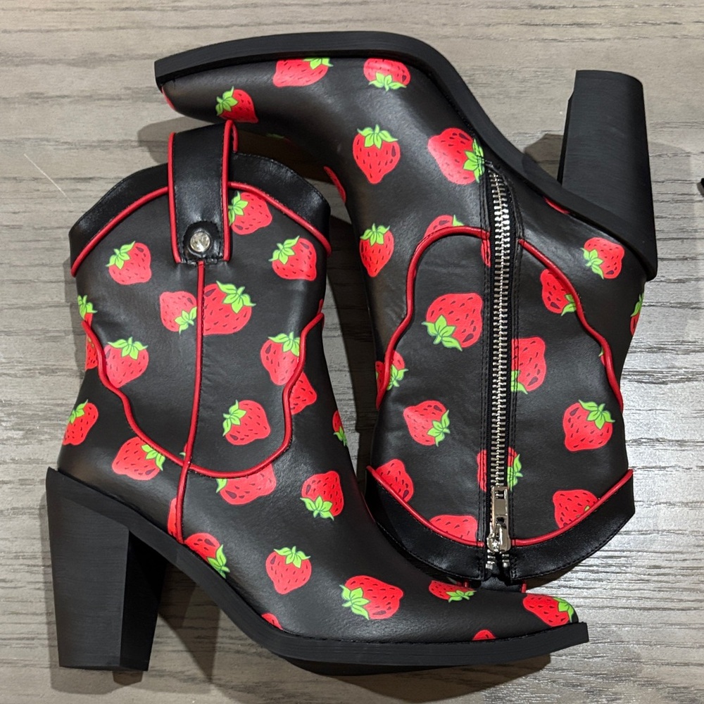 DOLLS KILL X STRAWBERRY SHORTCAKE MEADOW GREETING COWBOY BOOTS - BLACK size 10